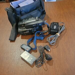 Sony Handycam Video CCD-TR65 Camcorder Camera W/Batteries,Bag,Cords Untested